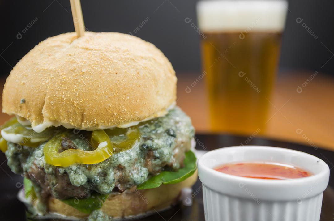 Hambúrguer caseiro saboroso na mesa de madeira e fundo preto