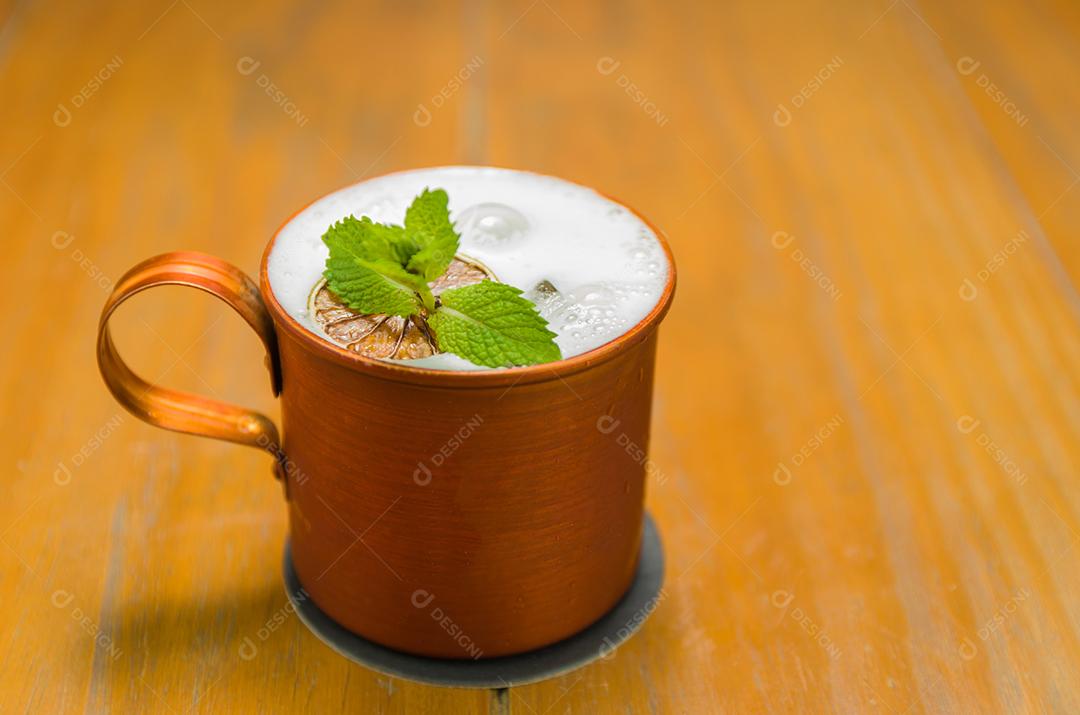 Deliciosa mula de Moscou bebe de copo de cobre