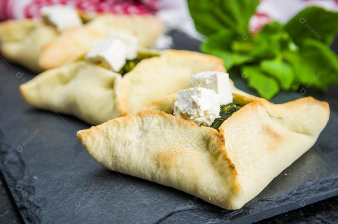 Deliciosa comida libanesa (árabe), esfiha de espinafre com ricota em um fundo de pedra ardósia