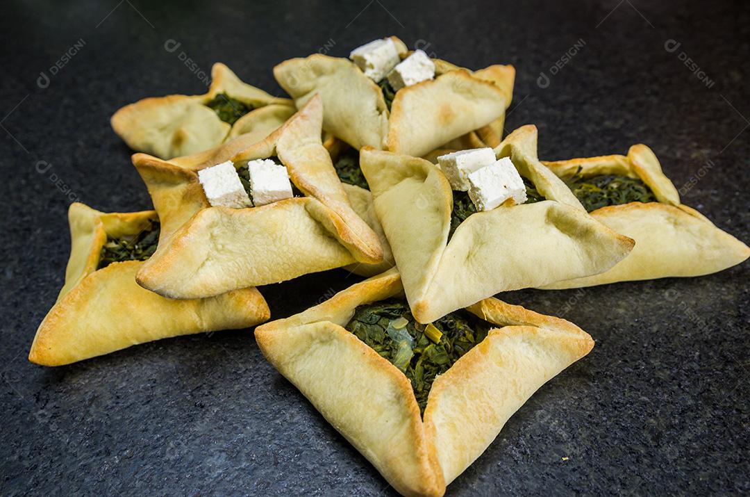 Deliciosa comida libanesa, esfiha de espinafre com ricota em bl