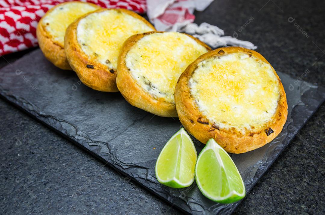 Deliciosa comida libanesa, esfiha gratinada com labneh e queijo