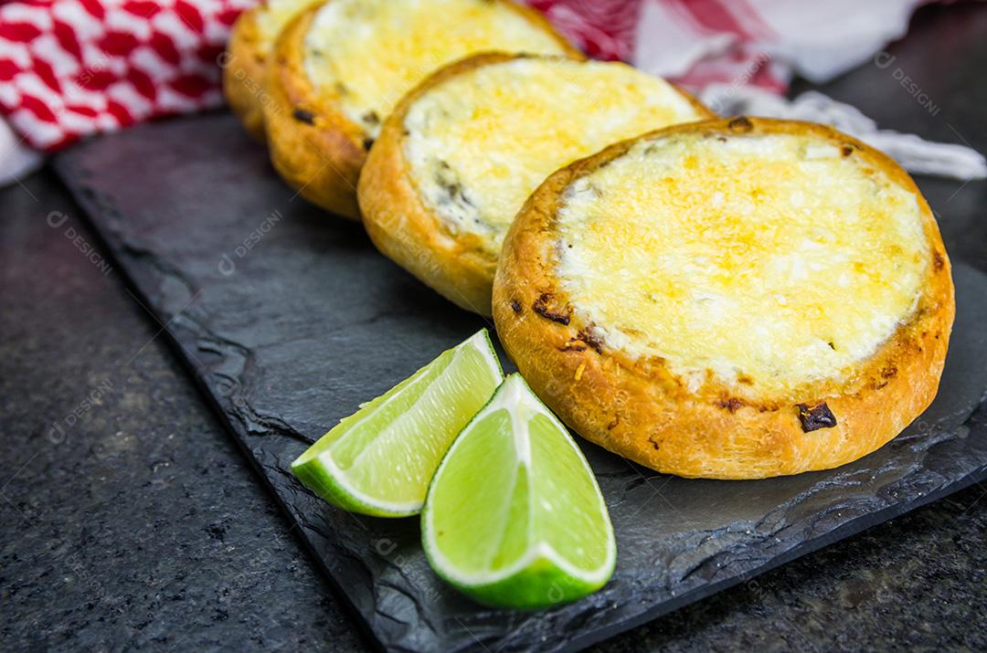 Deliciosa comida libanesa, esfiha gratinada com labneh e queijo