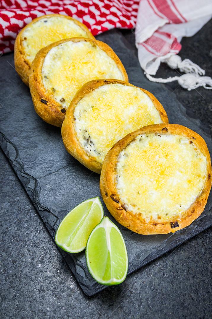 Deliciosa comida libanesa, esfiha gratinada com labneh e queijo