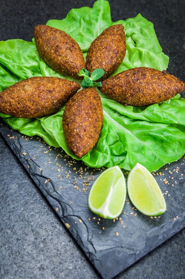 Deliciosa comida libanesa (árabe), quibe (kibe) em pedra ardósia preta e fundo de granito.