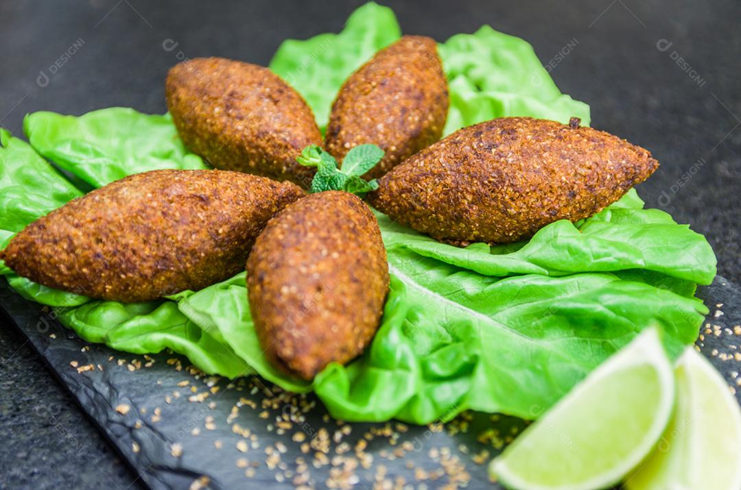 Deliciosa comida libanesa (árabe), quibe (kibe) em pedra ardósia preta e fundo de granito.