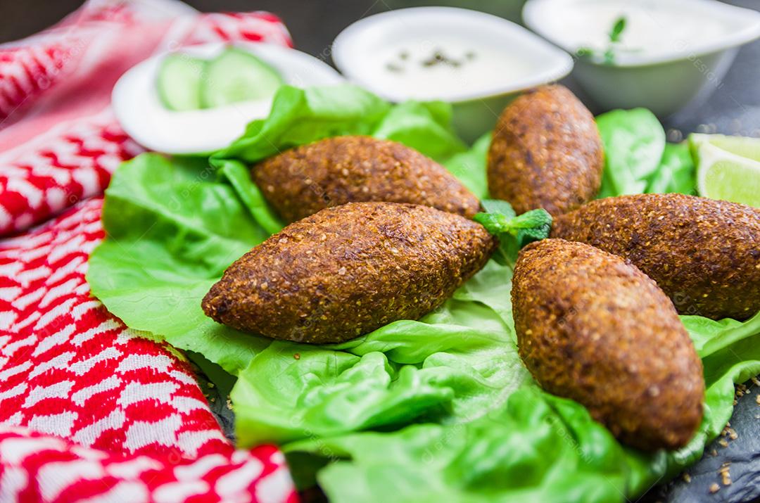 Deliciosa comida libanesa, quibe (kibe) com molhos e limão