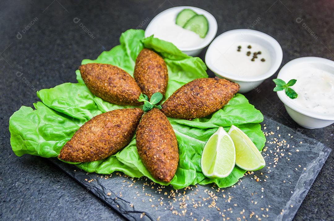 Comida libanesa deliciosa, quibe (kibe) em pedra de ardósia preta e