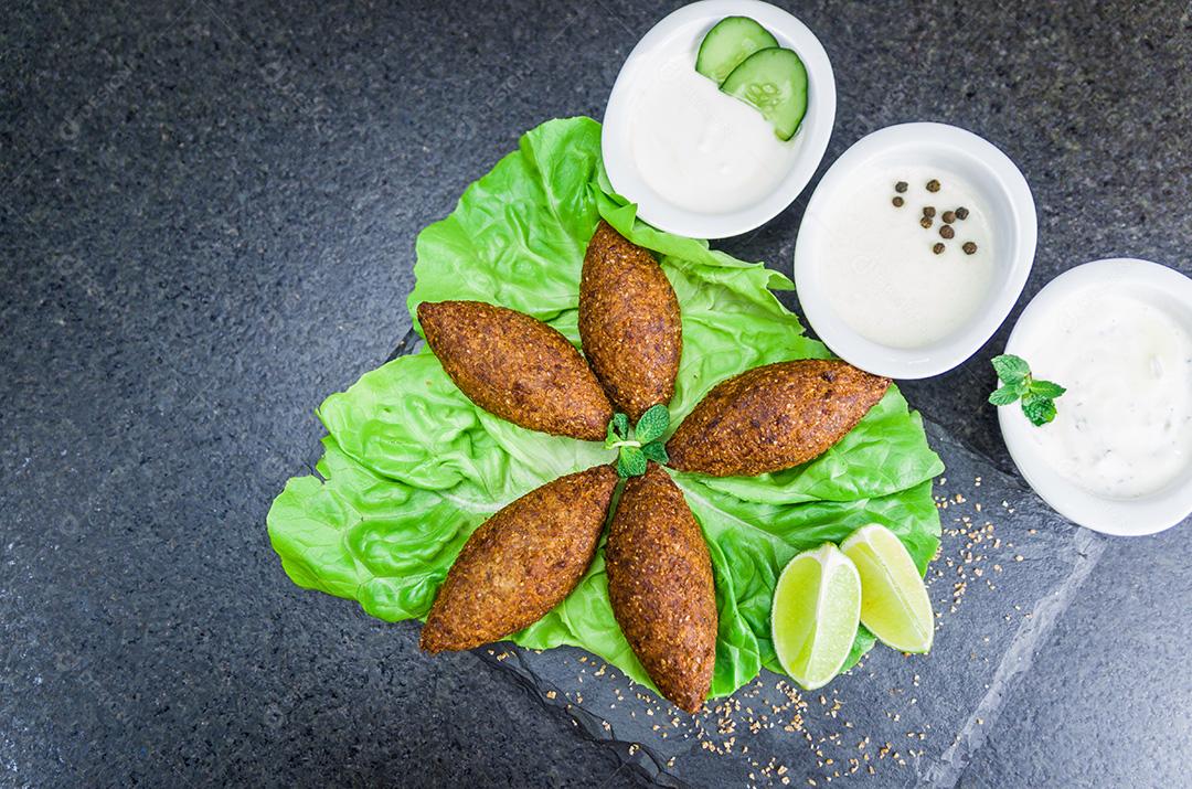 Comida libanesa deliciosa, quibe (kibe) em pedra de ardósia preta e