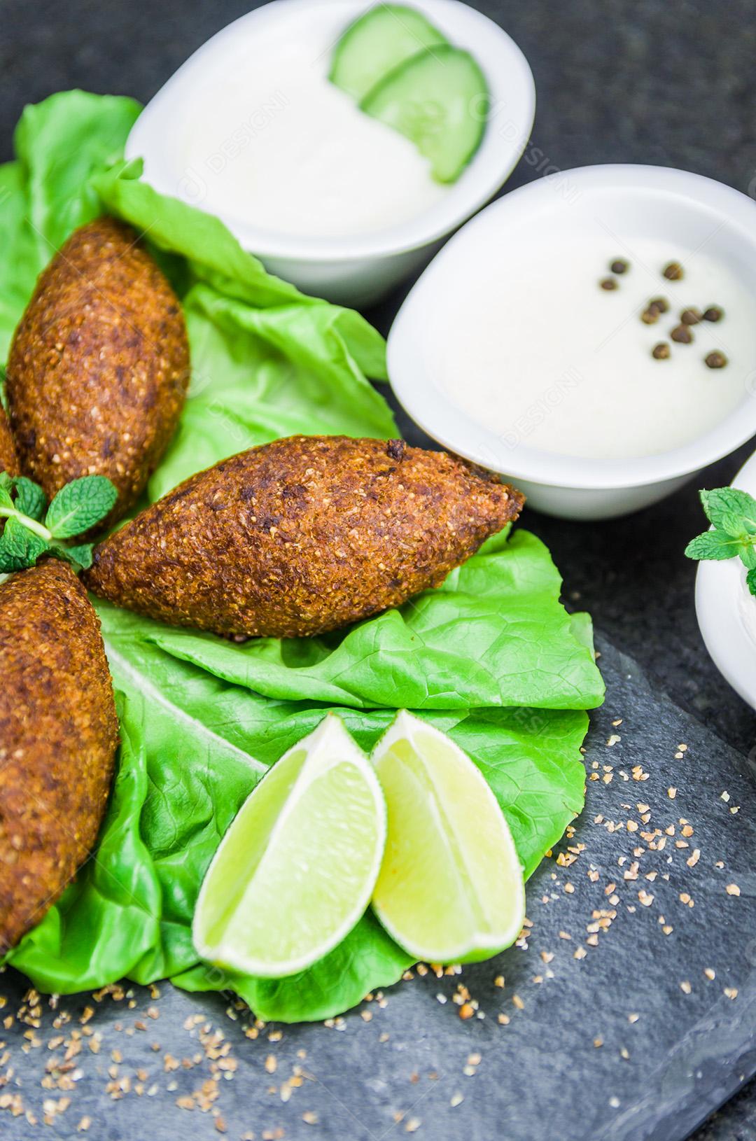 Comida libanesa deliciosa, quibe (kibe) em pedra de ardósia preta e
