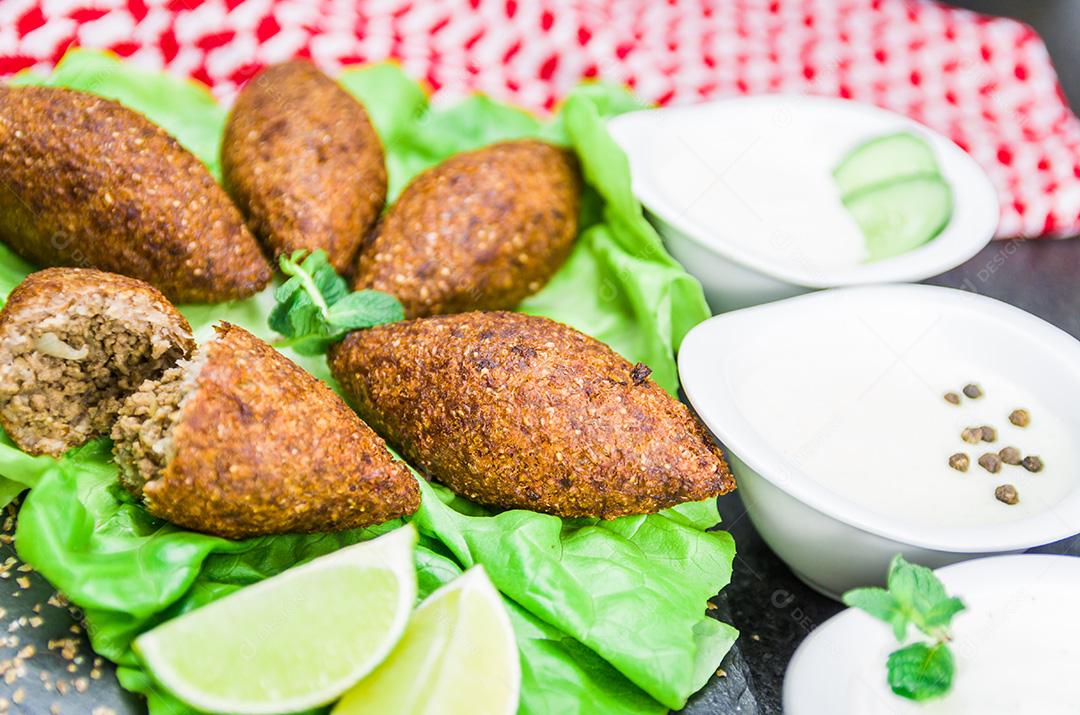 Deliciosa comida libanesa, quibe (kibe) com molhos e limão