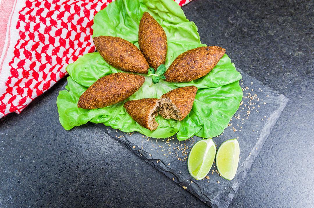 Deliciosa comida libanesa, quibe (kibe) com molhos e limão