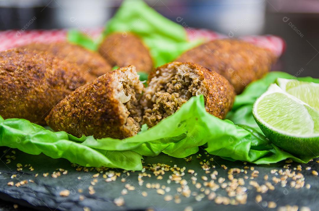 Comida libanesa deliciosa, quibe (kibe) em pedra de ardósia preta e