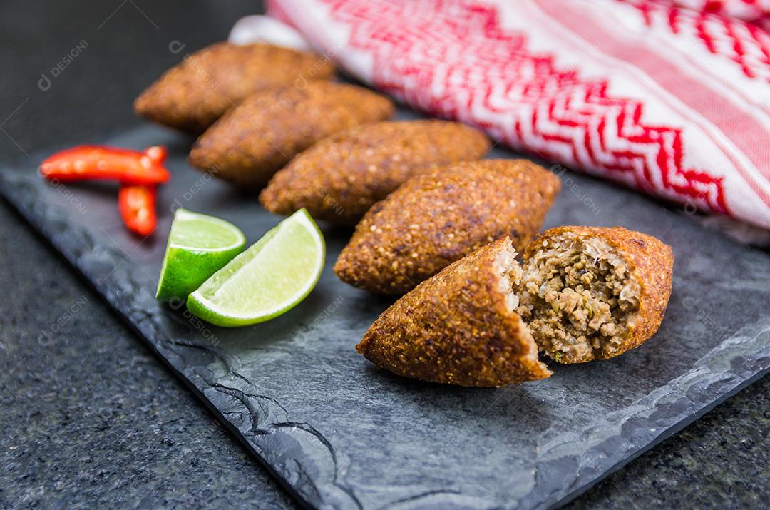 Comida libanesa deliciosa, quibe (kibe) em pedra de ardósia preta e