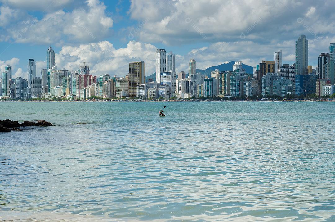 Jovem passeando de caiaque na praia brasileira. Pesca de caiaque.