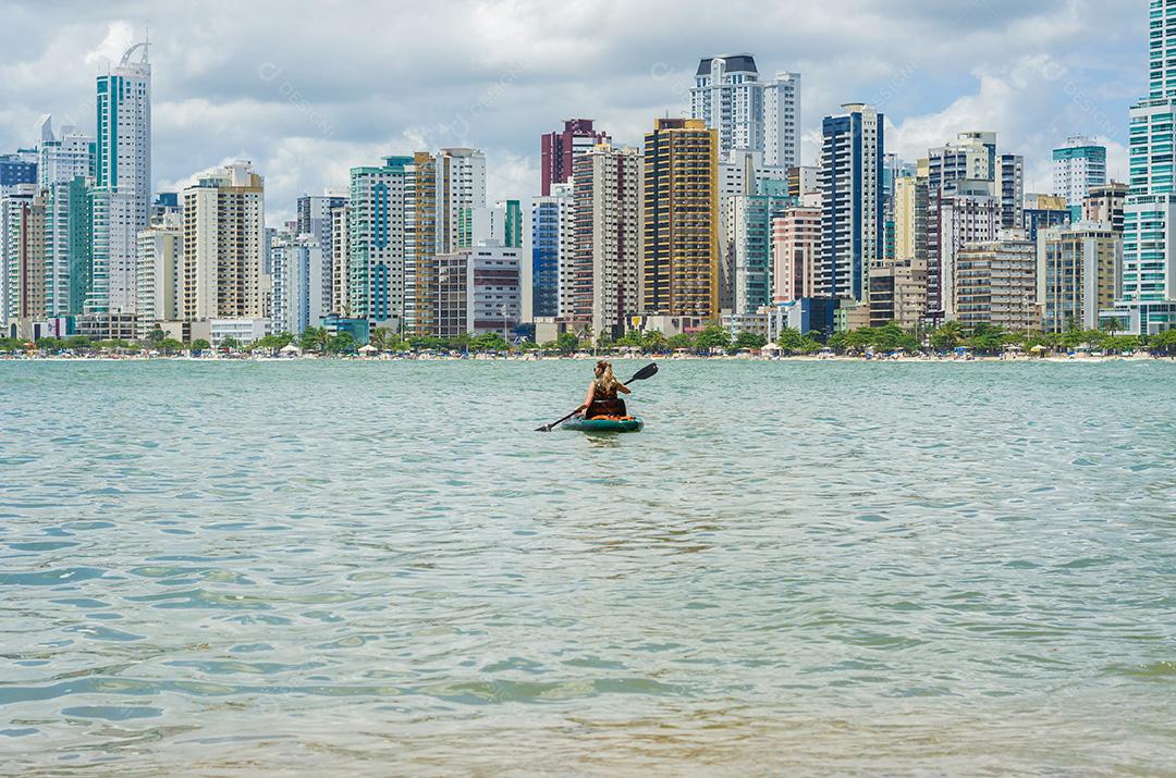 Jovem passeando de caiaque na praia brasileira. Pesca de caiaque