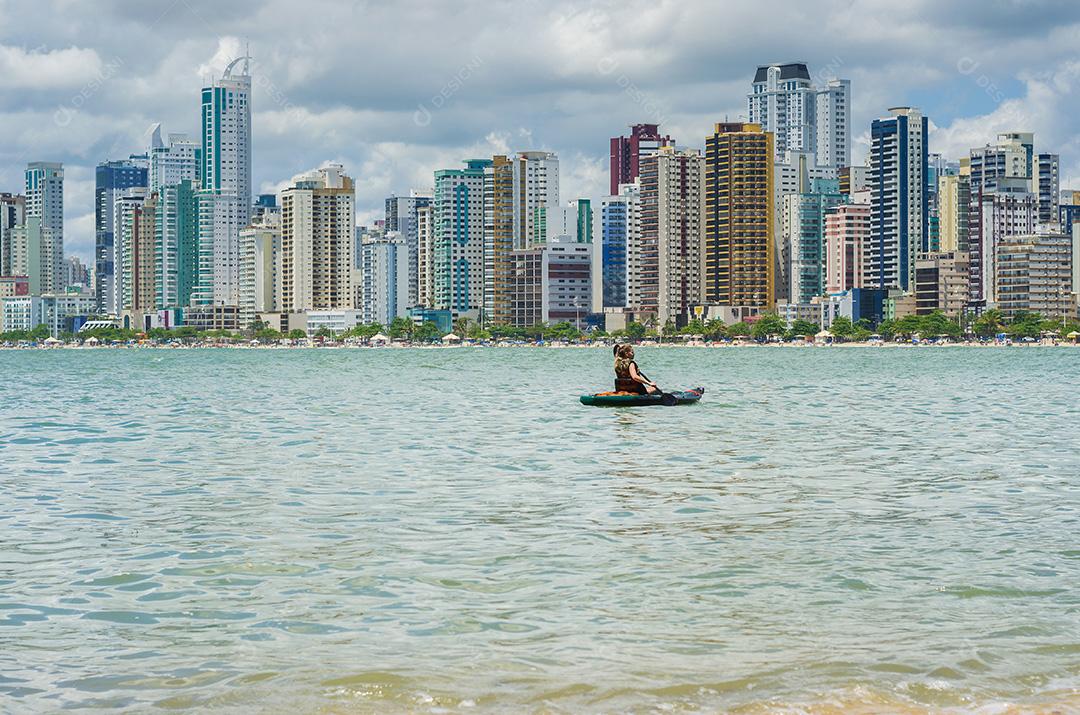 Jovem passeando de caiaque na praia brasileira. Pesca de caiaque