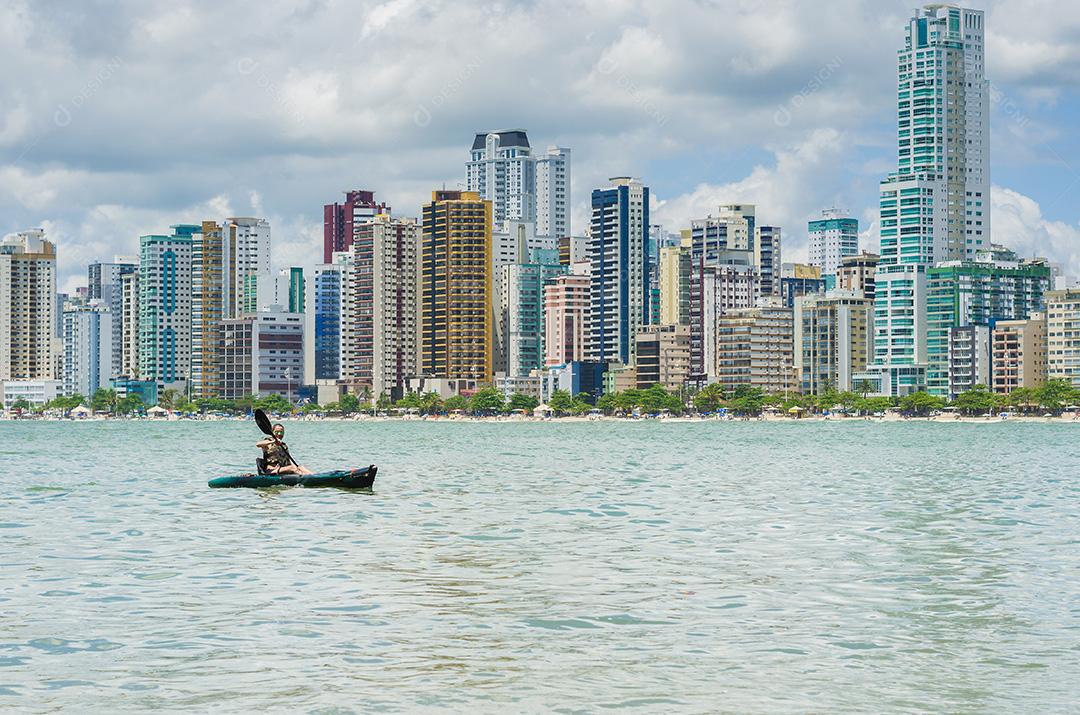 Jovem passeando de caiaque na praia brasileira. Pesca de caiaque
