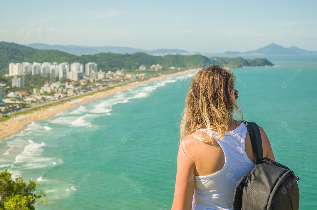 Grande conceito de férias e viajante, jovem com mochila