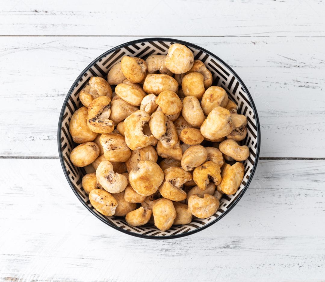 Canjica, canjica ou pipoca de milho branco, pipoca doce em uma tigela o