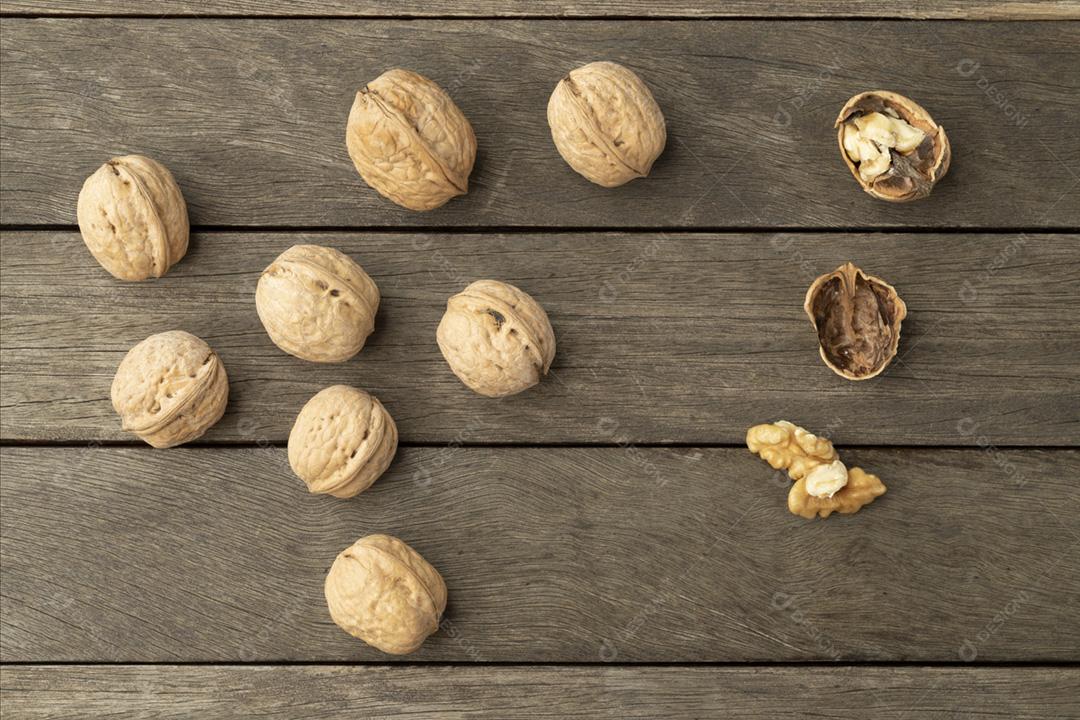Nozes e meias nozes sobre uma mesa de madeira