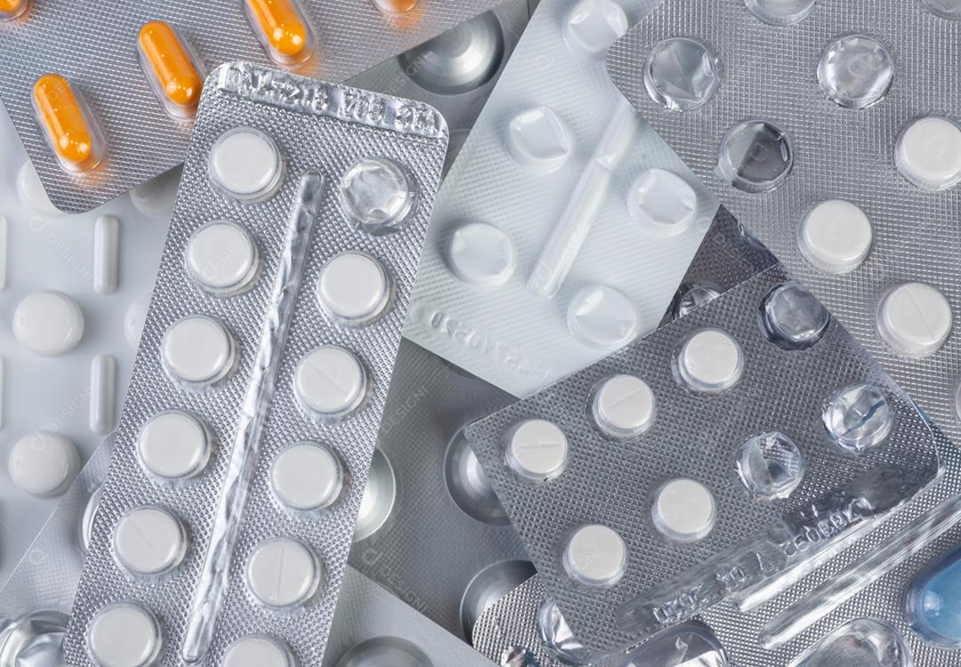 Medicação de cores variadas e variadas em bolhas. Medicamento apoiado