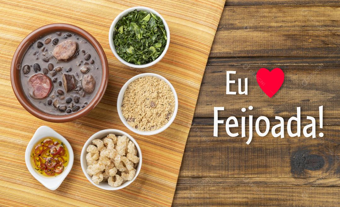 Tradicional feijoada brasileira com farinha de mandioca, torresmo e