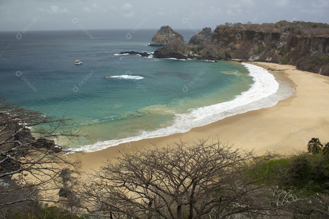 Águas azuis na praia do Sancho, Fernando de Noronha, Brasil