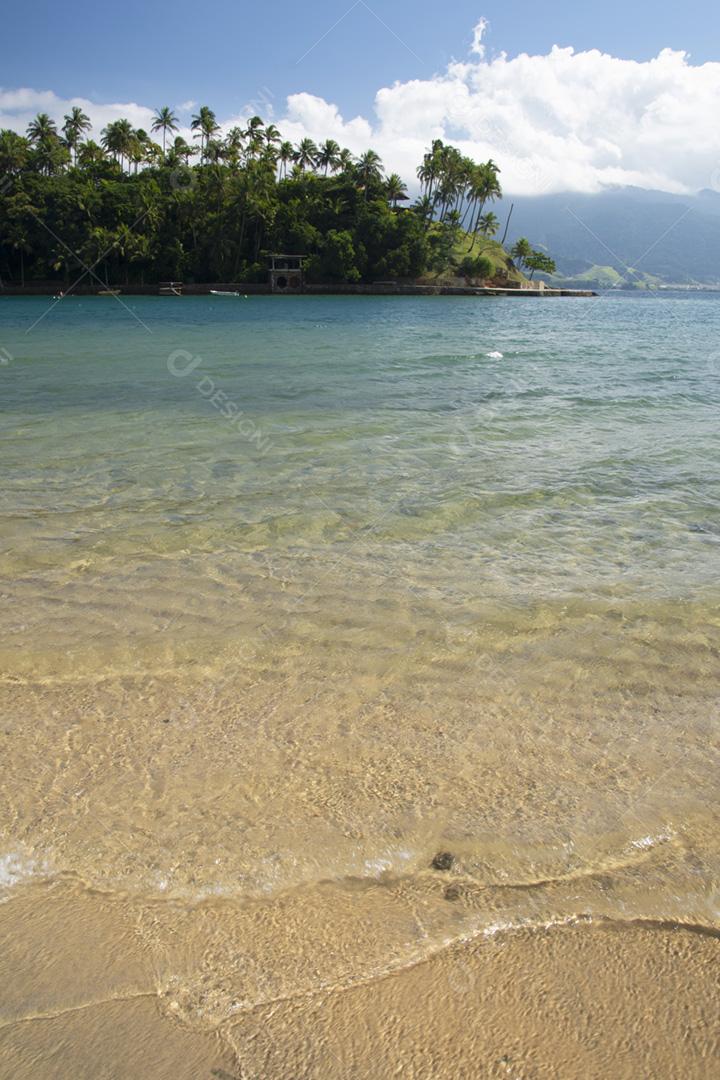 Ilha tropical, praia e mar azul na ilha de Ilhabela, Brasil