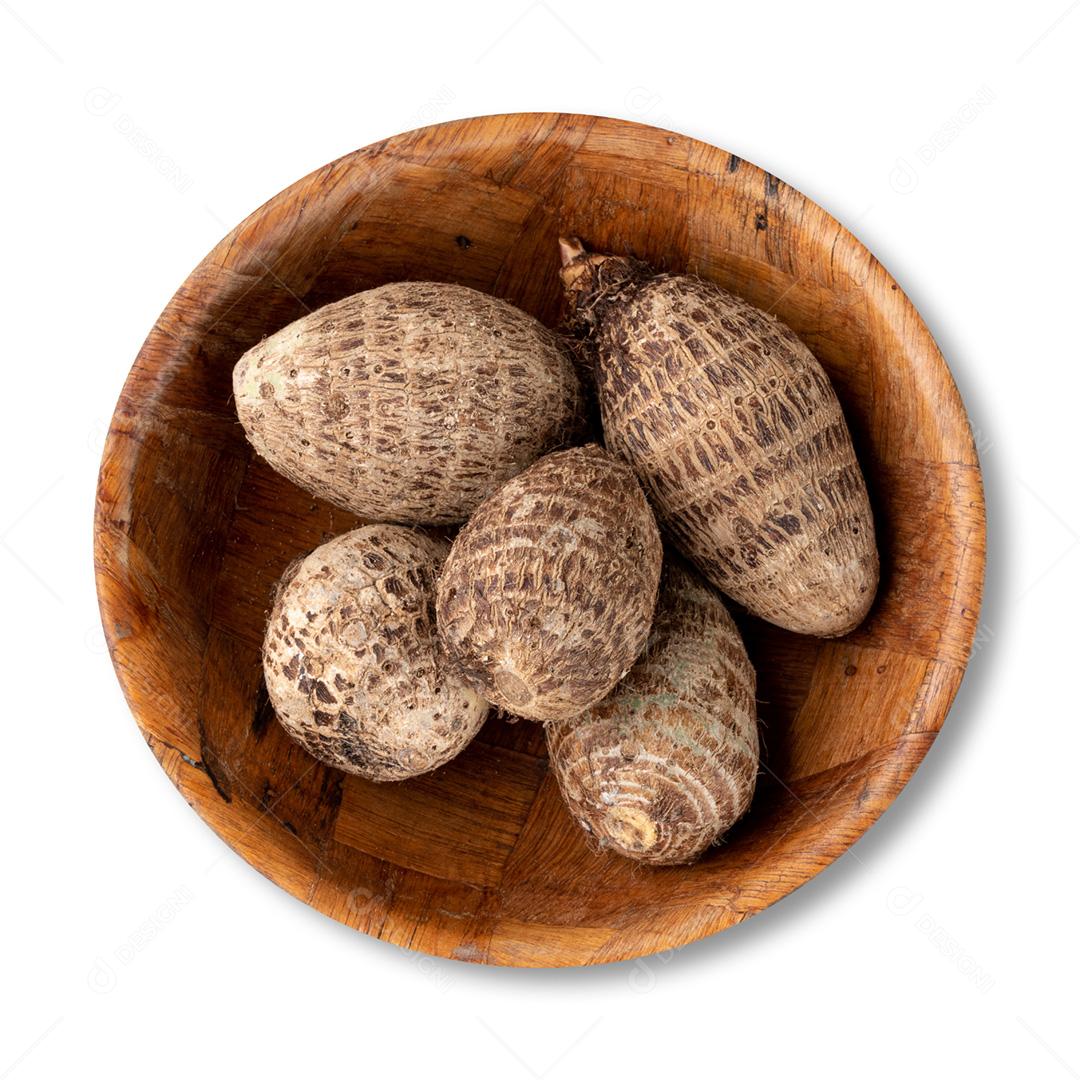 Inhames crus ou inhames em uma tigela isolada sobre fundo branco