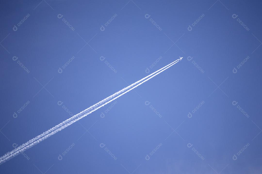 Avião e fluxo de jato com fundo de céu azul claro