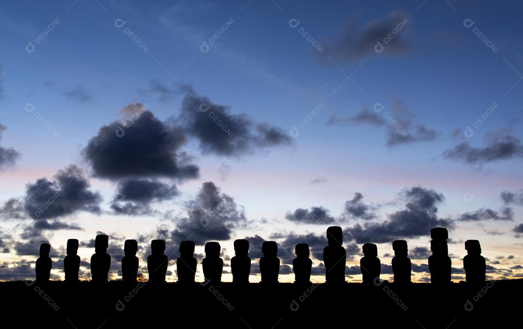 Moais em Ahu Tongariki ao nascer do sol, Ilha de Páscoa