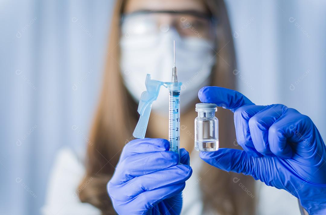 Vacina nas mãos do pesquisador