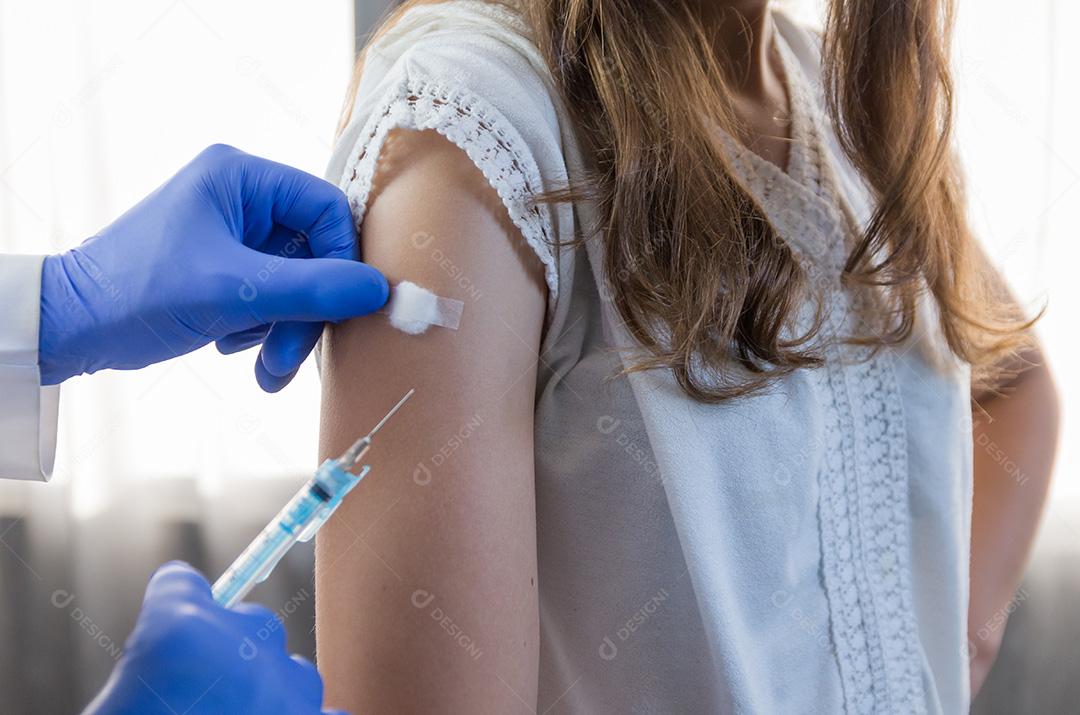 feche o médico segurando a seringa e usando algodão antes de fazer inj