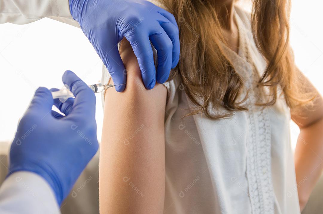 feche o médico segurando a seringa e usando algodão antes de fazer inj