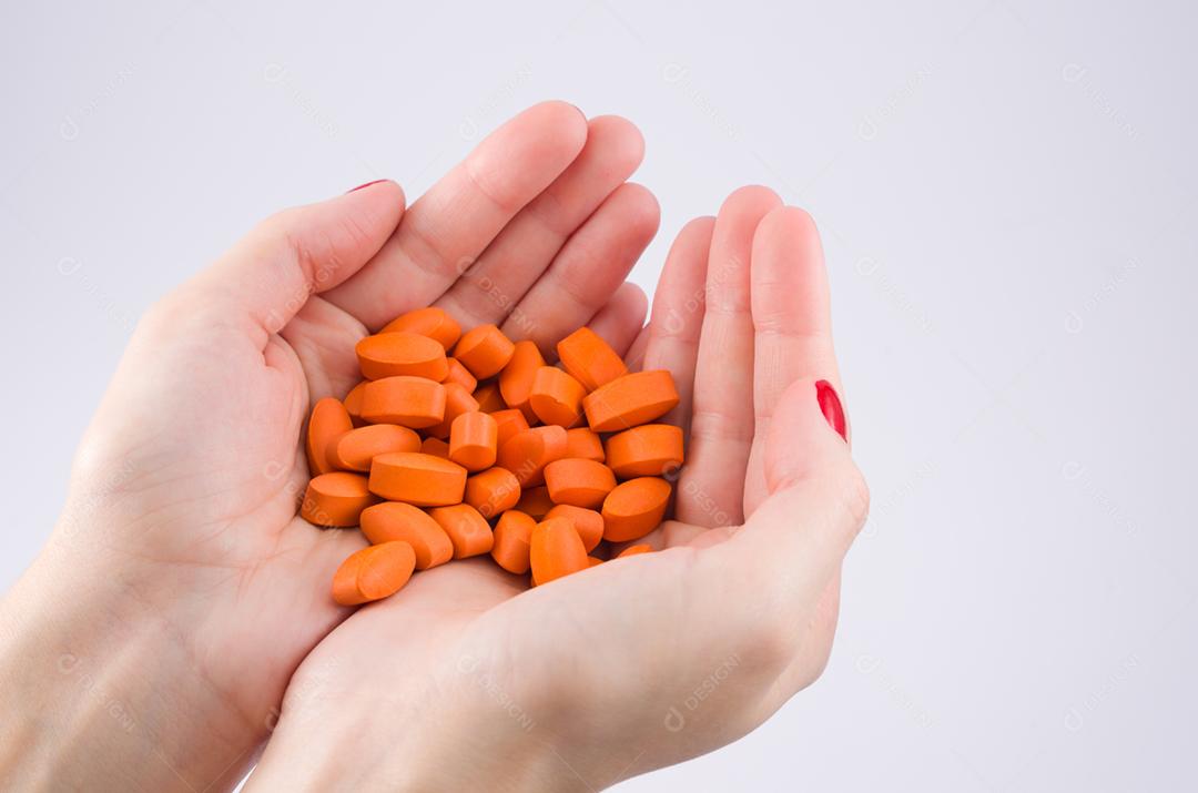 Mãos de mulher com pills.medicines no tratamento de palma, prescrição médica.