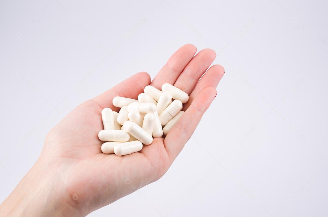 Mãos de mulher com pills.medicines no tratamento de palma, prescrição médica.