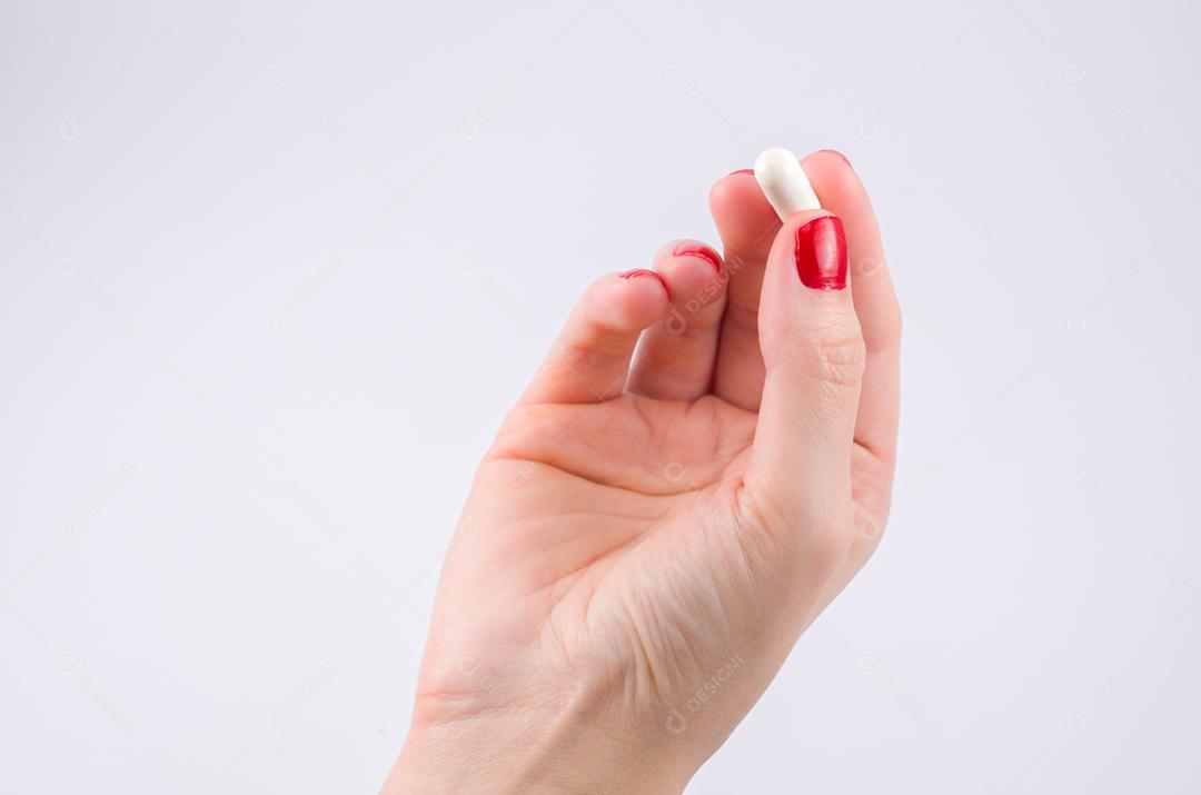 Mãos de mulher com medicamentos comprimidos na prescrição médica de tratamento de palma.