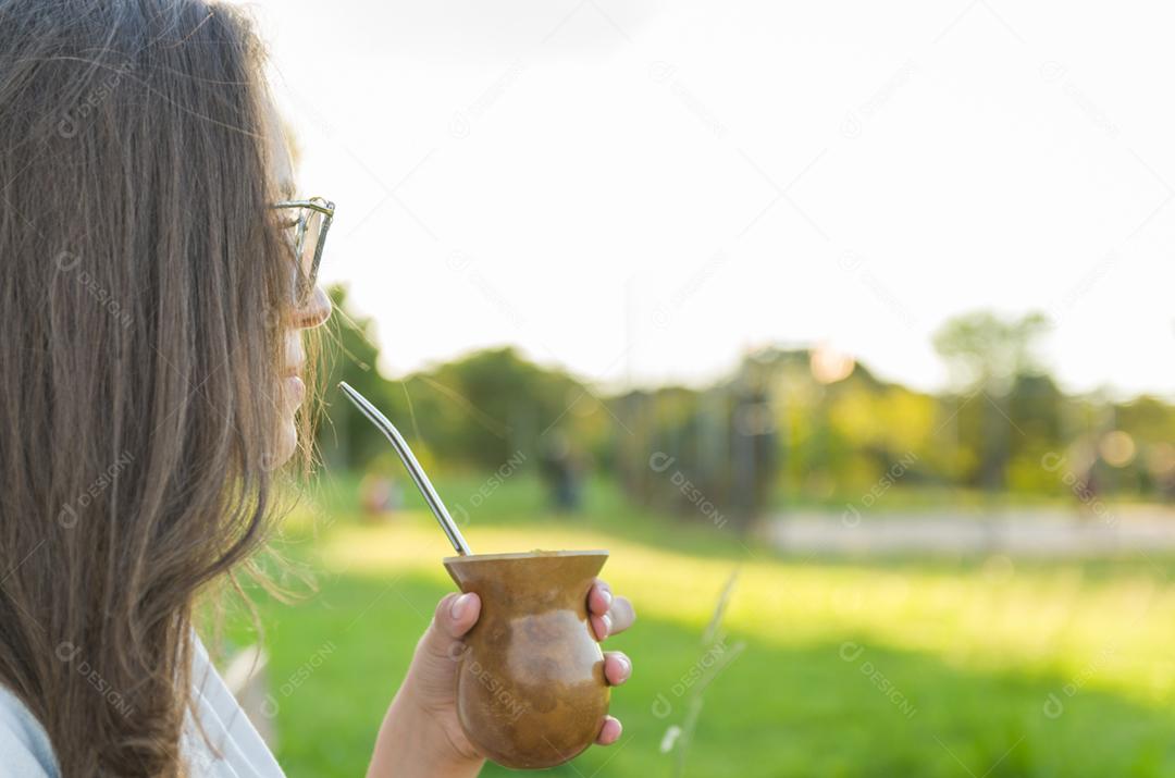 Mulher loira bebendo o tradicional Chimarrao do Estado o