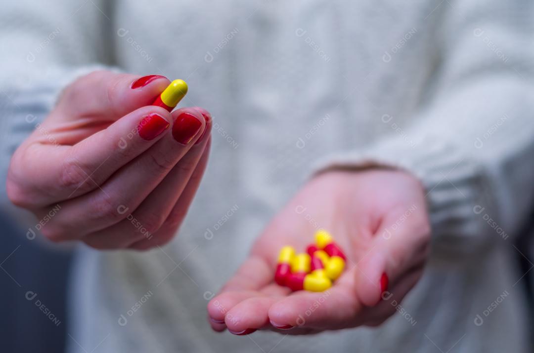 Mulher vestida com roupas de inverno com medicamentos.