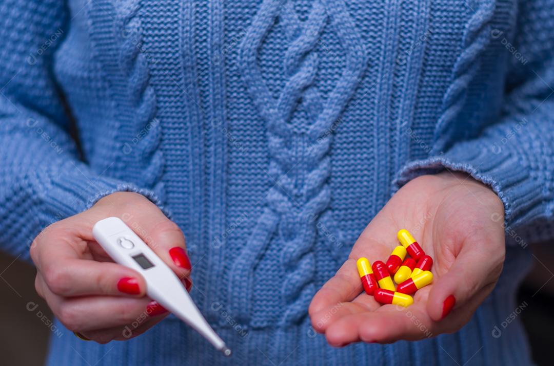 Mulher vestida com roupas de inverno com medicamentos.