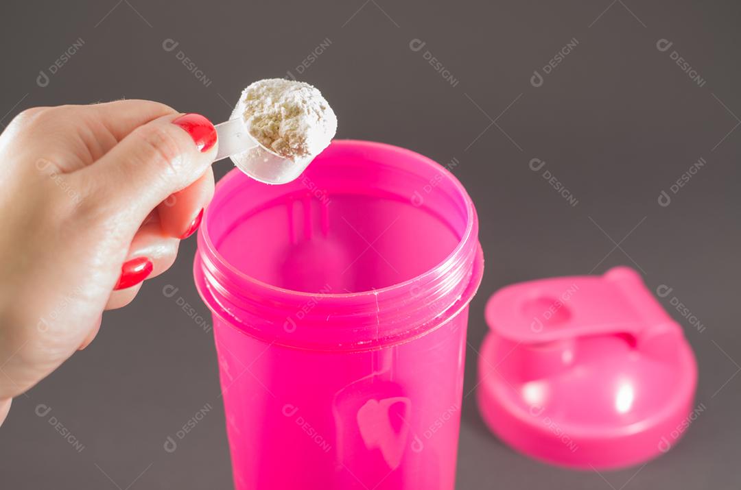 Vida saudável e conceito de pessoas de mulheres com jarra e garrafa preparando shake de proteína