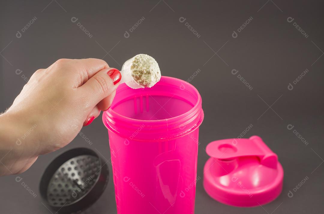 Vida saudável e conceito de pessoas de mulheres com jarra e garrafa preparando shake de proteína