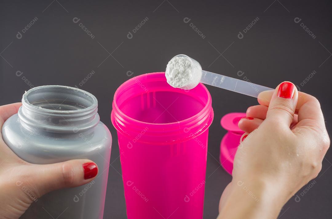 Vida saudável e conceito de pessoas de mulheres com jarra e garrafa preparando shake de proteína