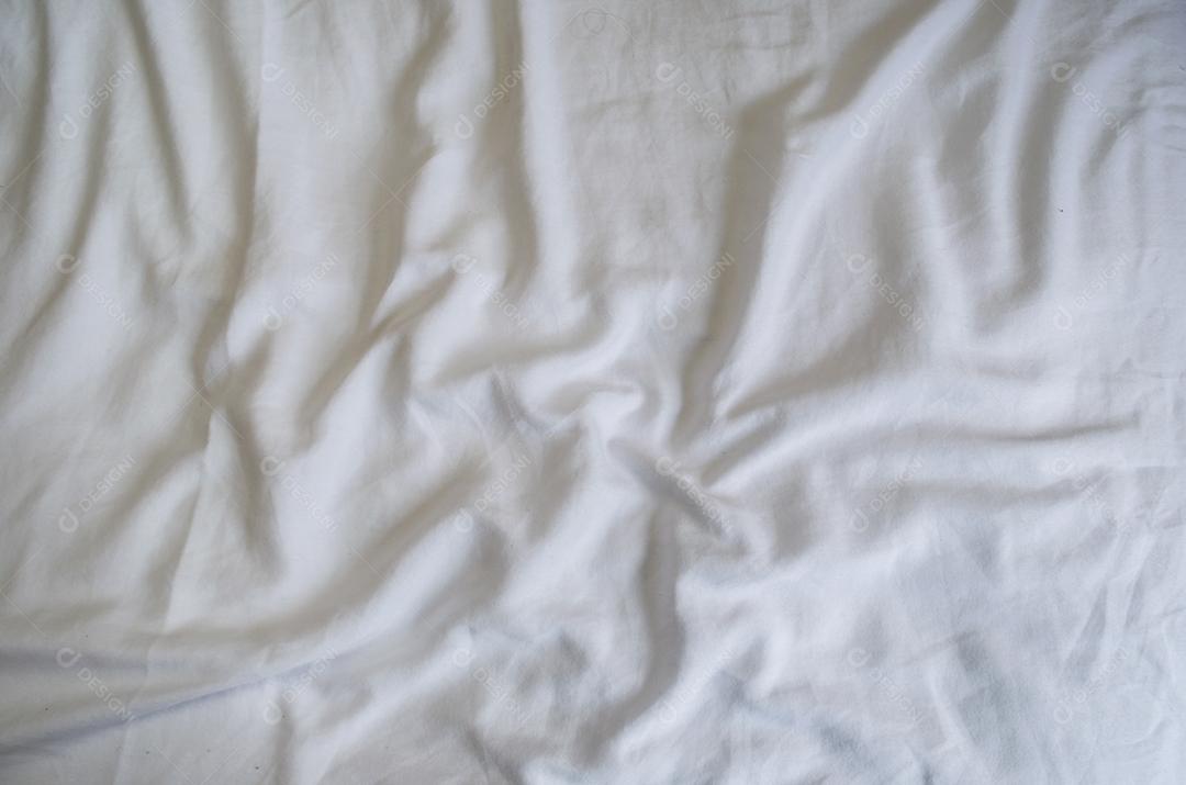 Grande conceito de cama bagunçada, despenteada, cama branca, lençol amassado.