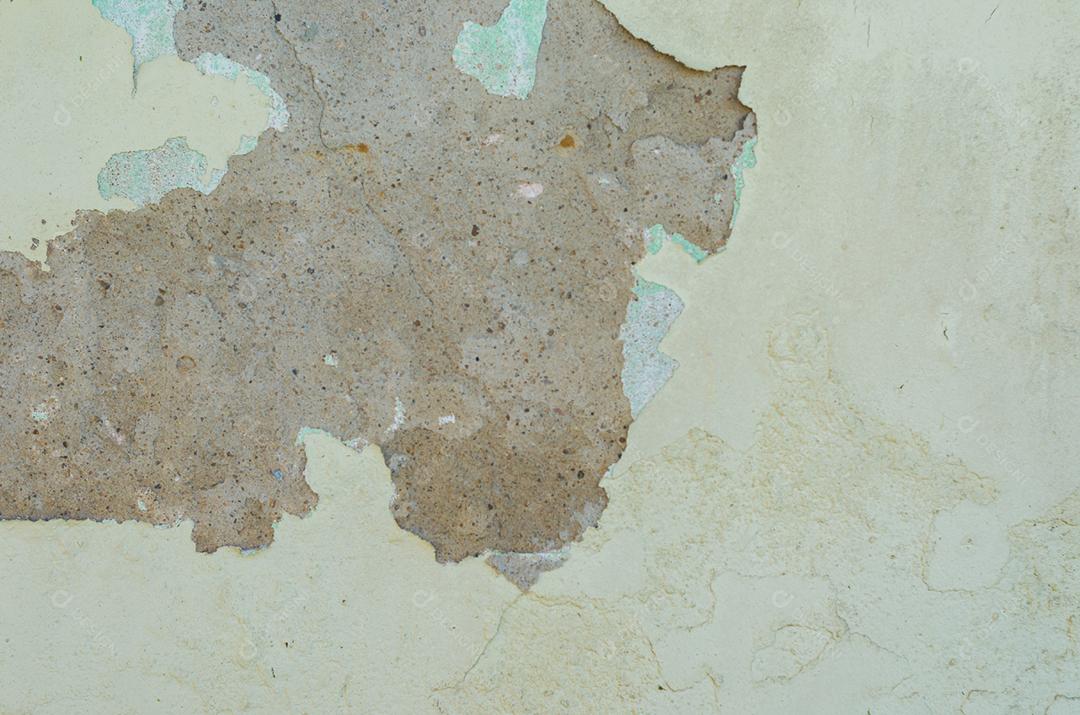 Parede com pintura descascada, problema de pintura. Sistema de pintura inadequado, infiltração de água.