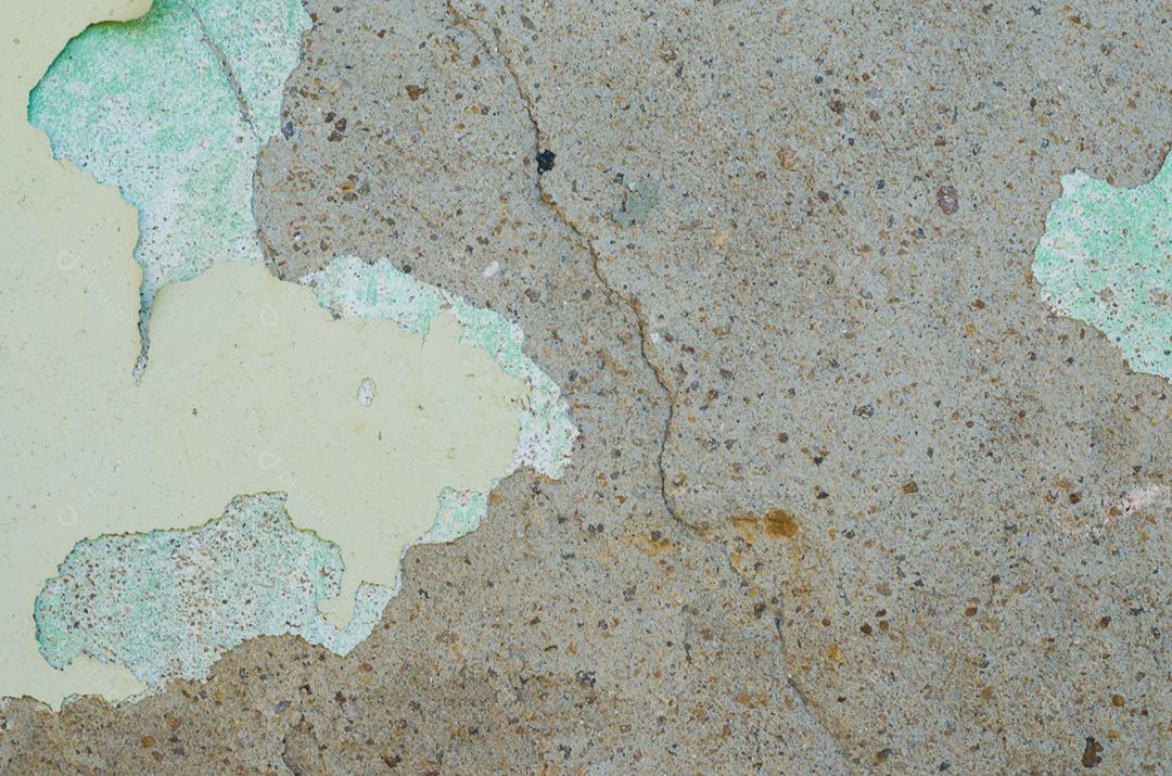 Parede com pintura descascada, problema de pintura. Sistema de pintura inadequado, infiltração de água.