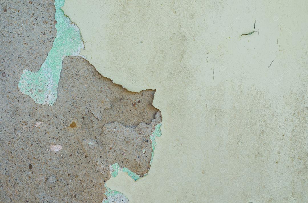 Parede com pintura descascada, problema de pintura. Sistema de pintura inadequado, infiltração de água.