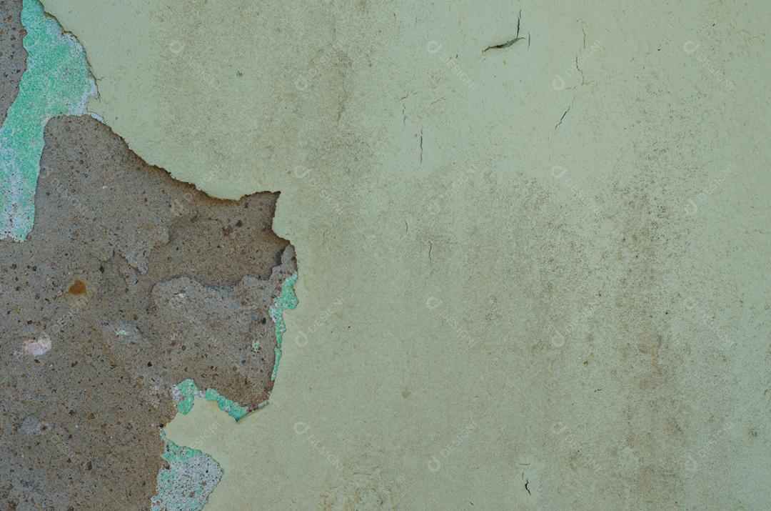 Parede com pintura descascada, problema de pintura. Sistema de pintura inadequado, infiltração de água.