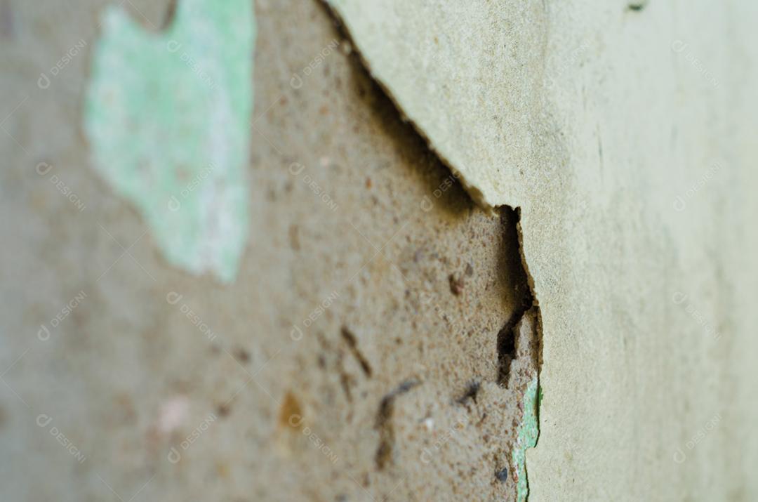 Parede com pintura descascada, problema de pintura. Sistema de pintura inadequado, infiltração de água.