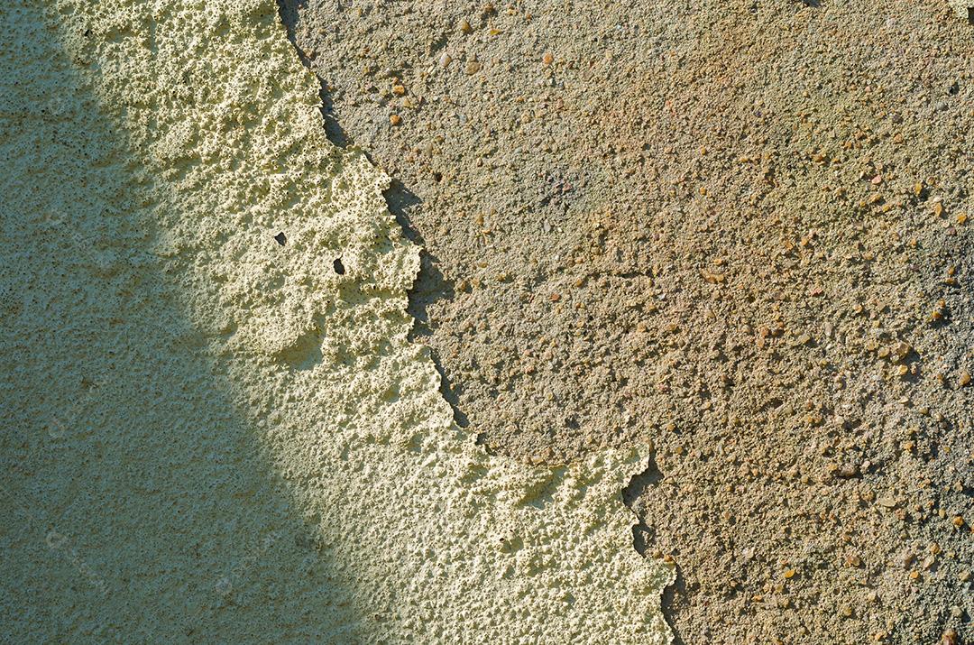 Parede com pintura descascada, problema de pintura. Sistema de pintura inadequado,